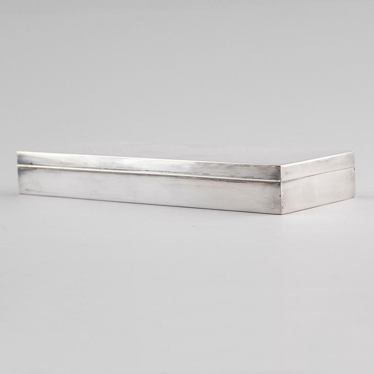 CIGARETTSKRIN, silver, 1900-talets första hälft. Vikt med inredning ca 579 g.