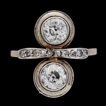 275. An old cut diamond ring, app. 1 cts each stone.