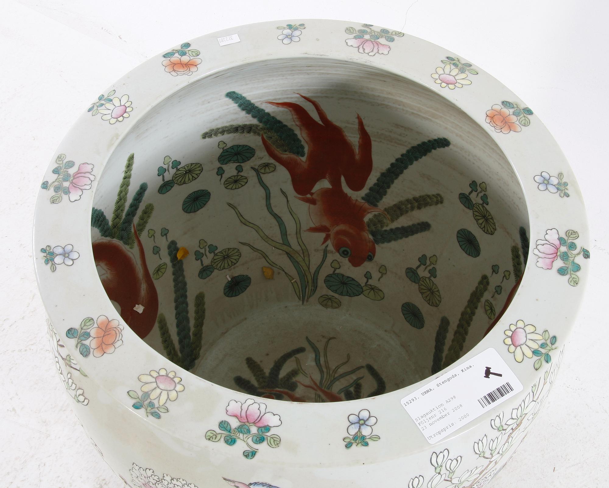 FISKDAMM PÅ KONSOL, porslin, Kina.