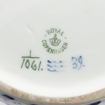 Royal Copenhagen, gallerskål  porslin,  "Musselmalet", helblonde, Danmark, 1894-1922.