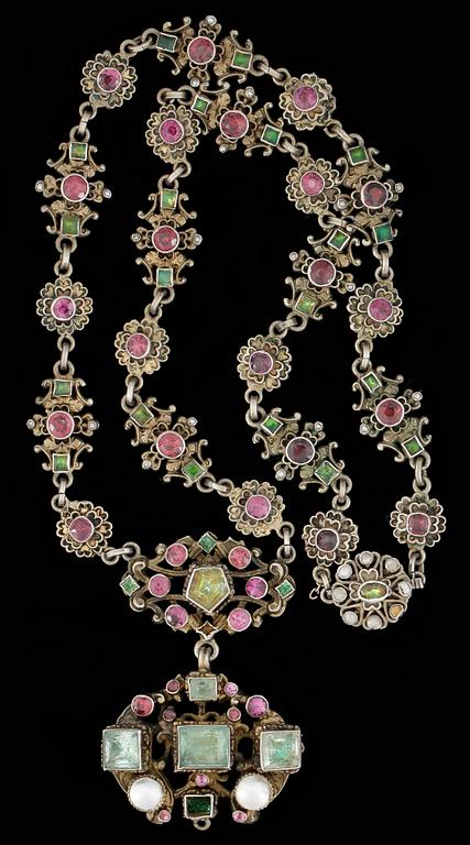 COLLIER, silver med färgade stenar, renässansstil, tidigt 1900-tal. Vikt 54g.