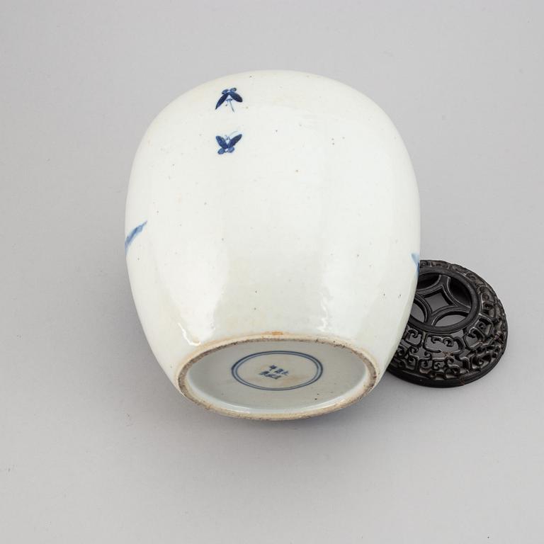A blue and white jar, Qing dynasty, 19th Century.