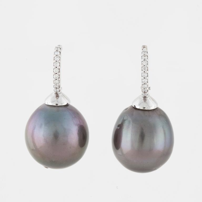 ÖRHÄNGEN, med odlade Tahitipärlor och briljantslipade diamanter totalt ca 0.18 ct.