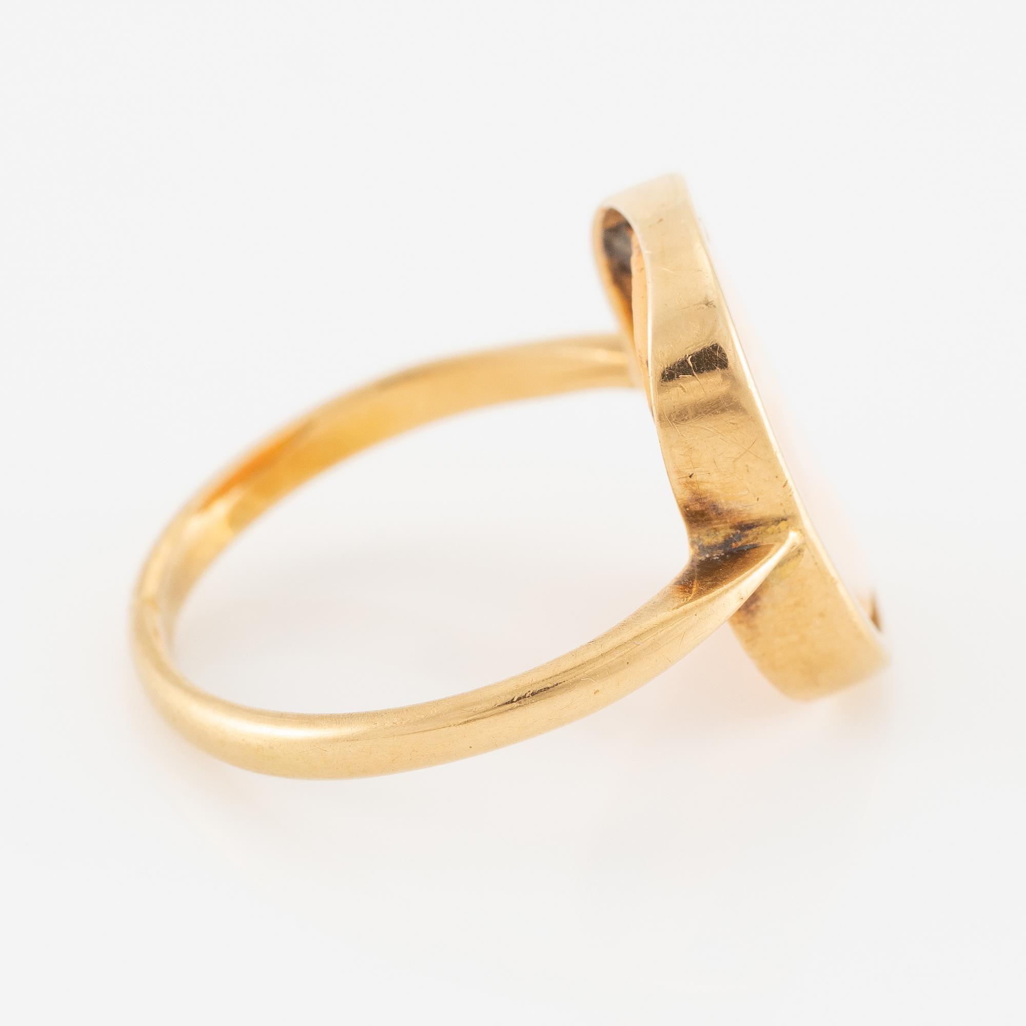 Ring in 18K gold with a shell cameo.