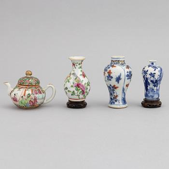 A group of Chinese miniature objects, 19th/20th century, 14 pieces.