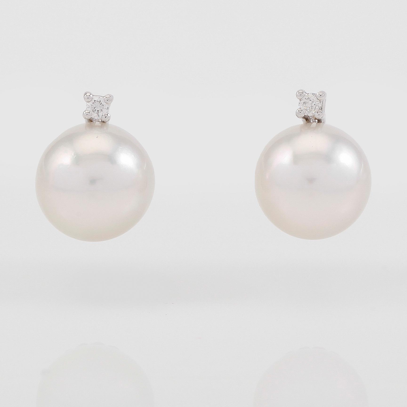 ÖRHÄNGEN, 1 par, 18K vitguld, South Sea pärlor och diamanter tot ca 0.11 ct.