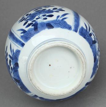 FLASKA, porslin, Qingdynastin Kangxi (1662-1722).