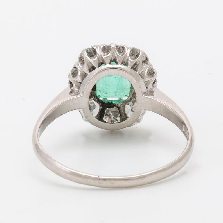 Ring 18K vitguld med 1 smaragd ca 5x4 mm samt briljanter ca 0,50 ct totalt,  Peterson Stockholm,