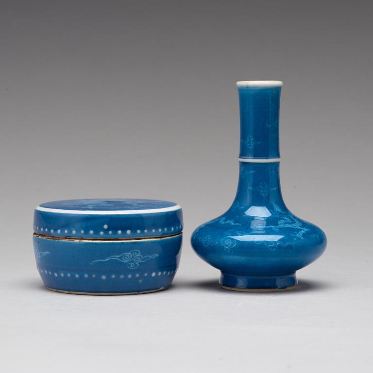 A blue and white box with cover and a vase, Qing dynasty, 17th Century.