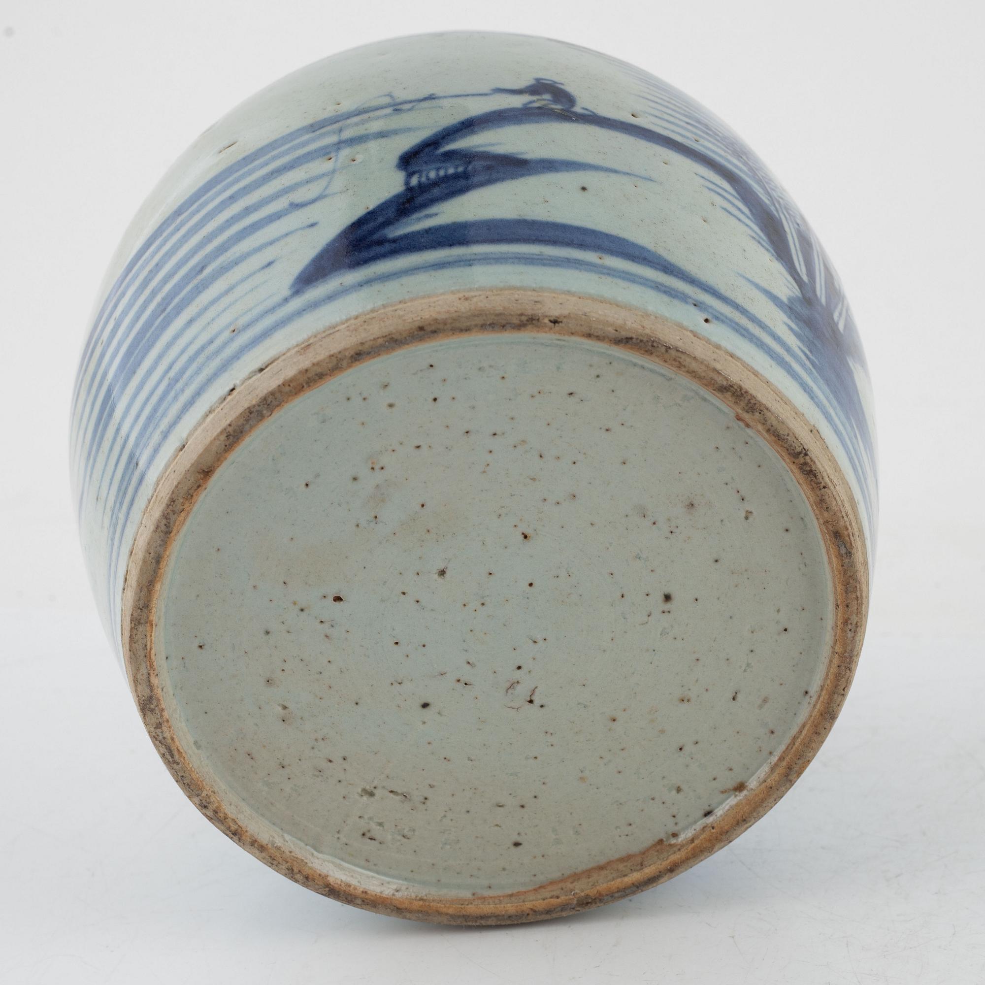 Skålfat, två stycken samt bojan, porslin. Qingdynastin, sent 1800-tal.