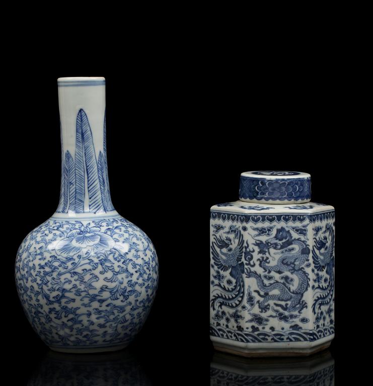 VAS och TEDOSA med LOCK, porslin, Kina 1900-tal.