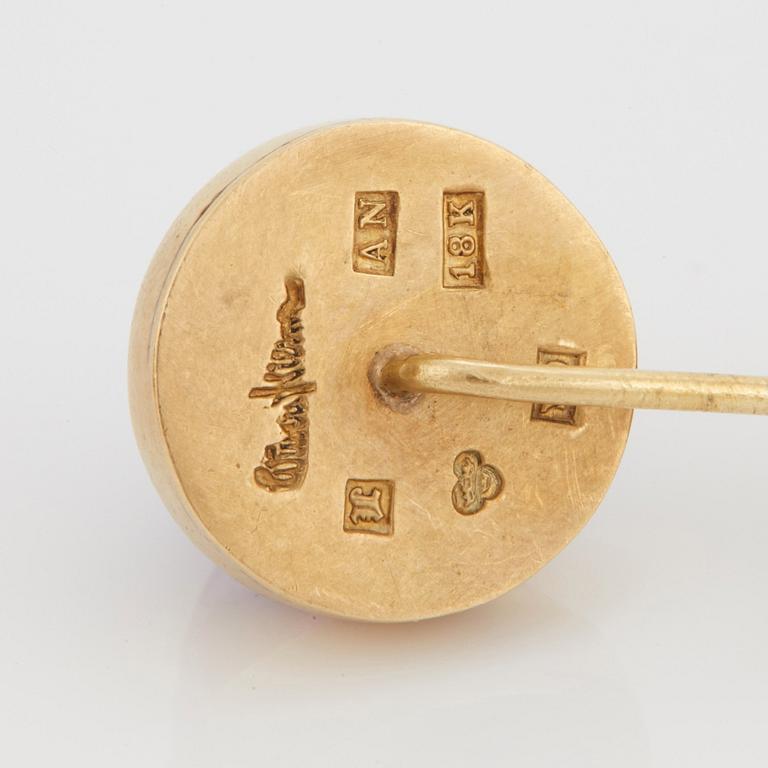 Wiwen Nilsson, an 18K gold ring and pin, with cabochon-cut amethyste, Lund, Sweden 1972-73.