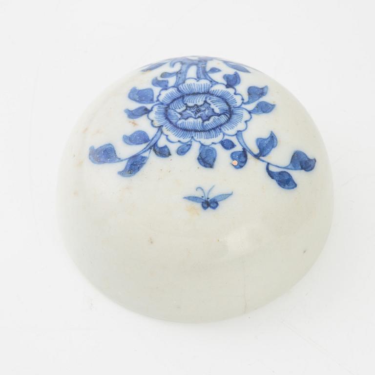 A Chinese blue and white porcelain jar, 20th Century.