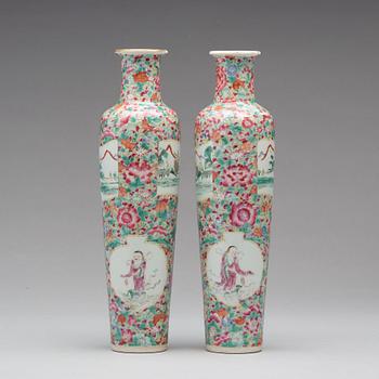 VASER, ett par, porslin. Qingdynastin, 1800-tal.