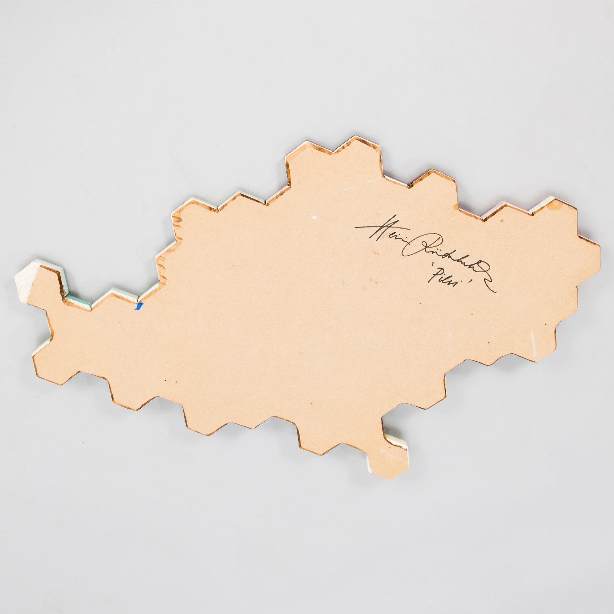 HEINI RIITAHUHTA, hexagonreliefi, posliinia, "Pilvi", signeerattu Heini Riitahuhta.