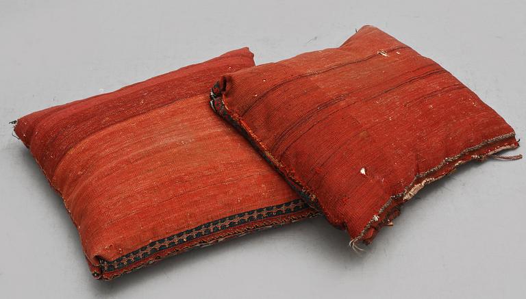 KUDDAR, 2 st, sannolikt Kazak, ca 60 x 70 respektive 56 x 68 cm.