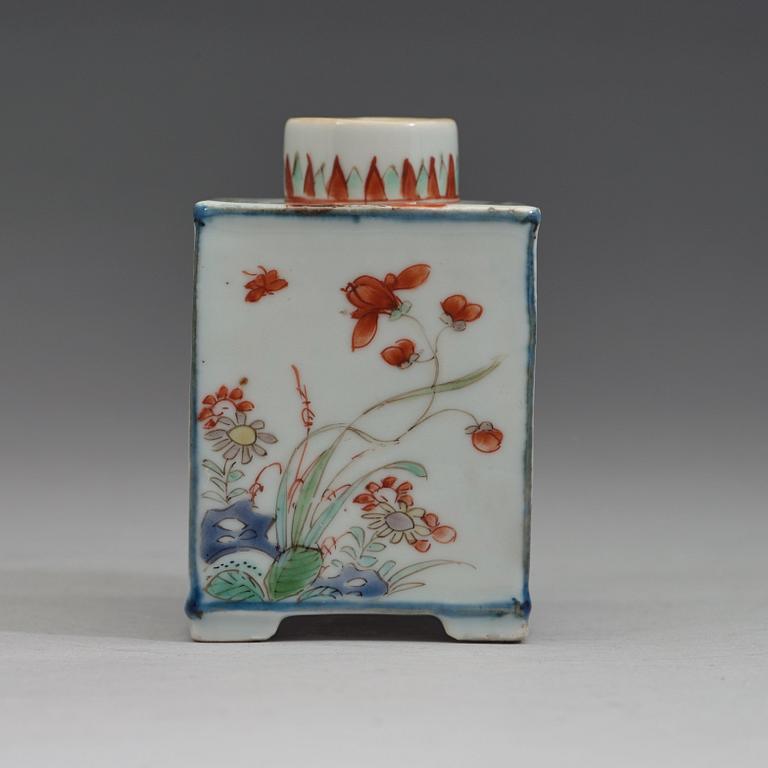 A famille verte porcelain tea caddy, Qing dynasty, Kangxi (1662-1722).