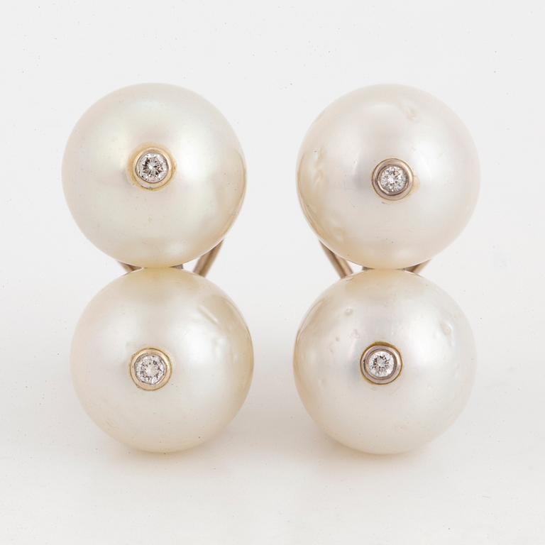 ÖRHÄNGEN, odlade pärlor och briljantslipade diamanter.