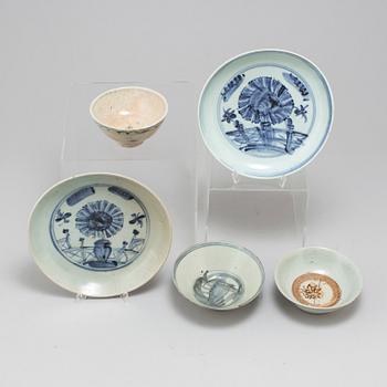 Three blue and white bowls, and two dishes, Ming dynasty (1368-1644), for the south east asian market.