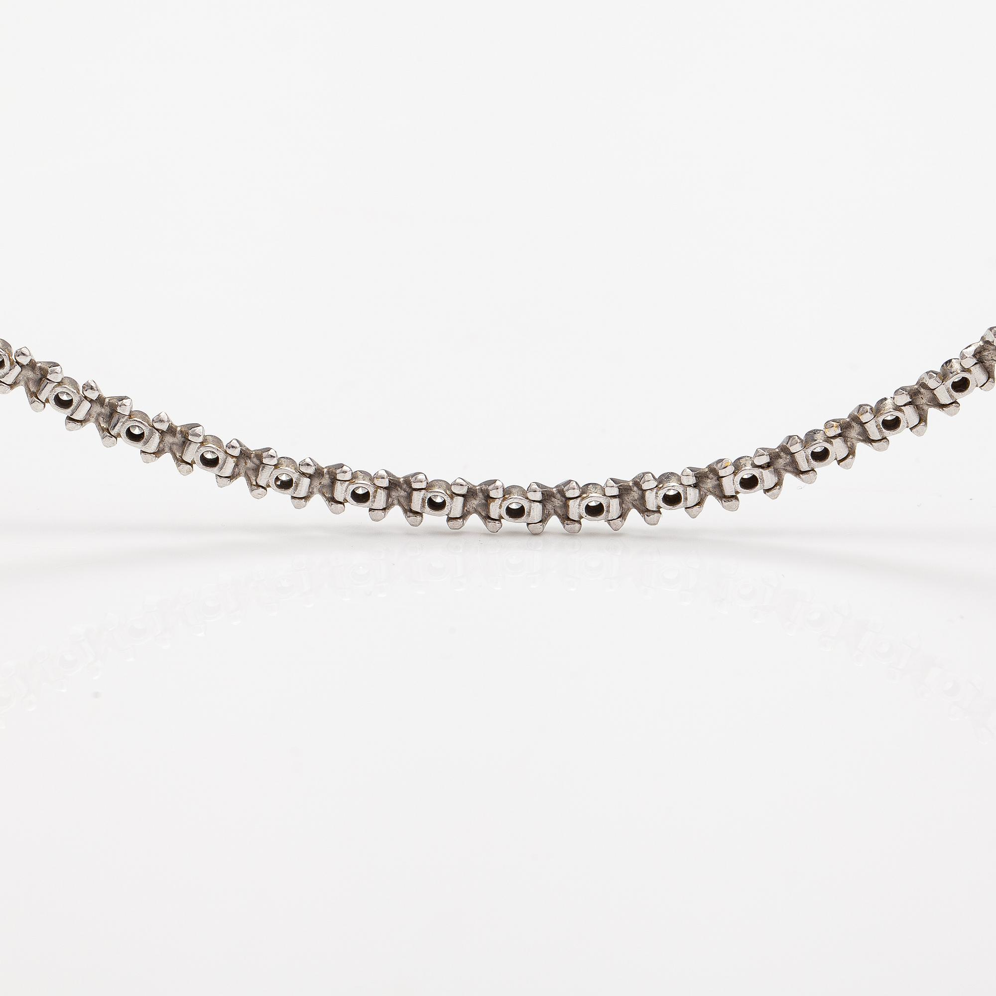 Kaulakoru, 18K valkokultaa ja timantteja n. 1.11 ct yht.