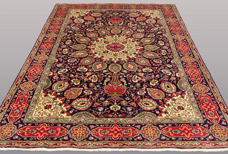 MATTA, Täbriz, ca 297 x 202 cm.
