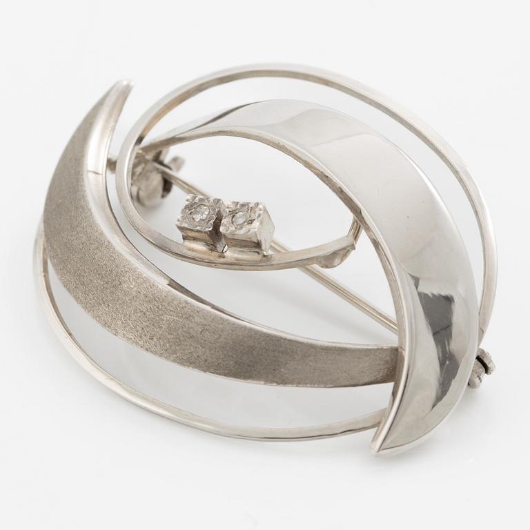 Brooch 18K white gold with two octagon-cut diamonds.