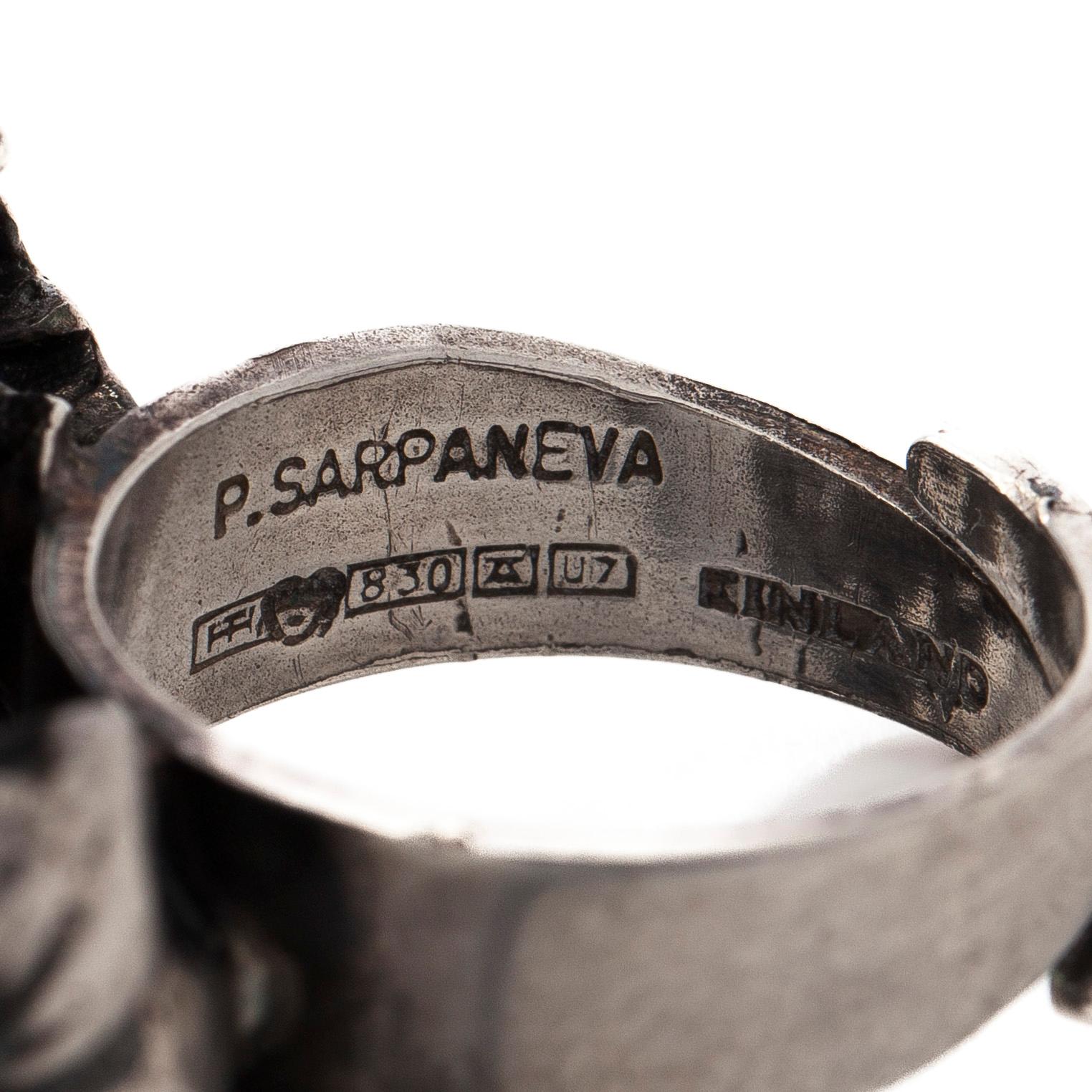 Pentti Sarpaneva, sormus, hopeaa ja akaatti. Turun Hopea, Åbo 1973.