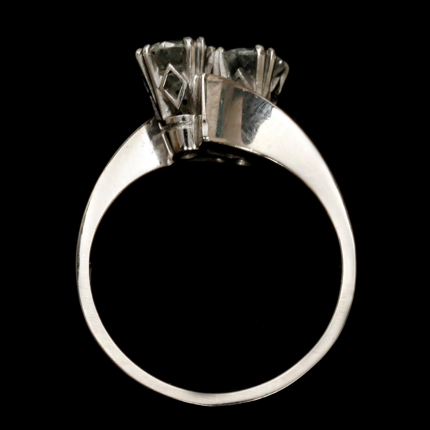 RING, 18k vitguld med två briljantslipade diamanter tot ca 0,82 ct. Vikt 4,8 g.