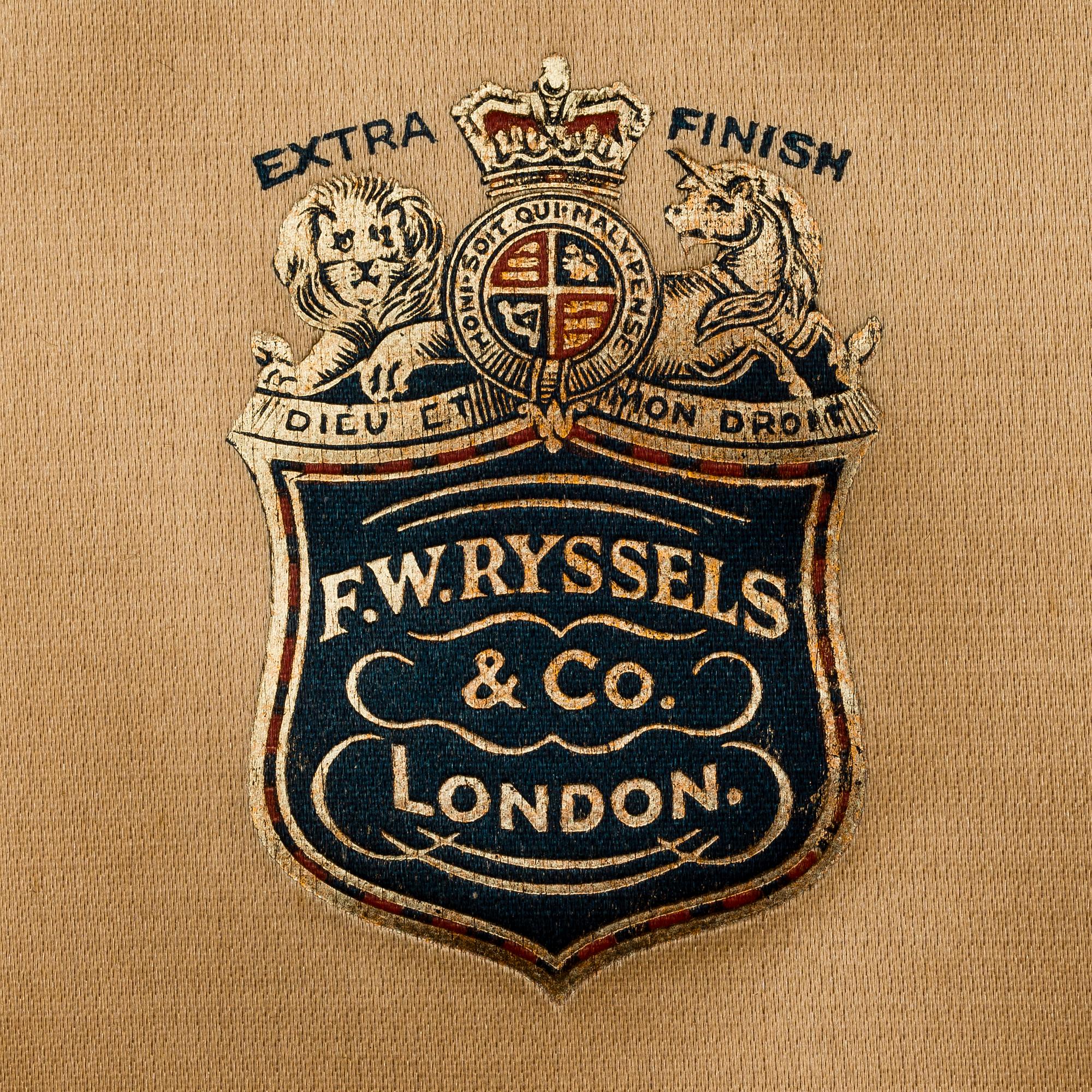 PLOMMONSTOP, svart, F.W.Ryssels & Co London, 1900-talets första hälft.