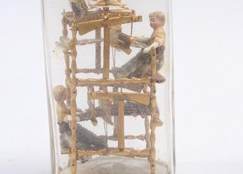 FLASKA MED FIGURINER, glas.