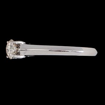 RING, 18K vitguld, solitär briljantslipad diamant ca 0.63 ct.