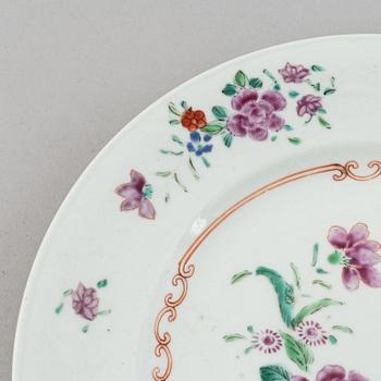 A set of 7 famille rose dinner plates, Qing dynasty, Qianlong (1736-95).