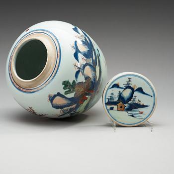 A imari-verte jar with cover, Qing dynasty, Kangxi (1662-1722).