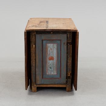 A painted pine gate leg table, 19th Century.