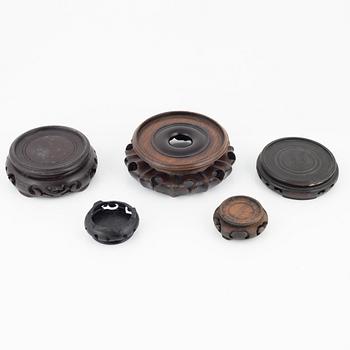 En grupp kinesiska träställ, 14 stycken, olika, 18/1900-tal.