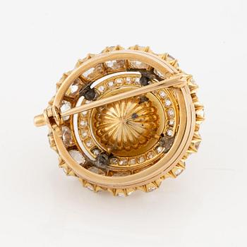 A brooch in 14K gold with a pearl and old-cut diamonds, Russia 1899-1908.