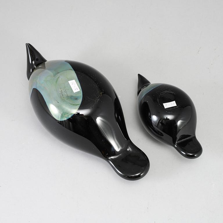 OIVA TOIKKA, lasilintu, 2 kpl, Raven (Korppi) 1998–2002 och 2012–2013, signeerattu O. Toikka Nuutajärvi.