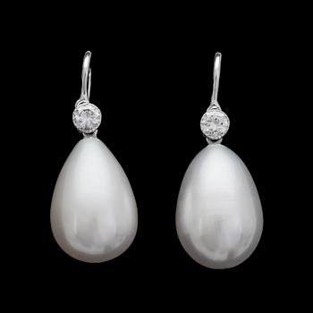 10. EARRINGS, cultured freshwater pearls with brilliant cut diamonds, tot. 0.29 cts.