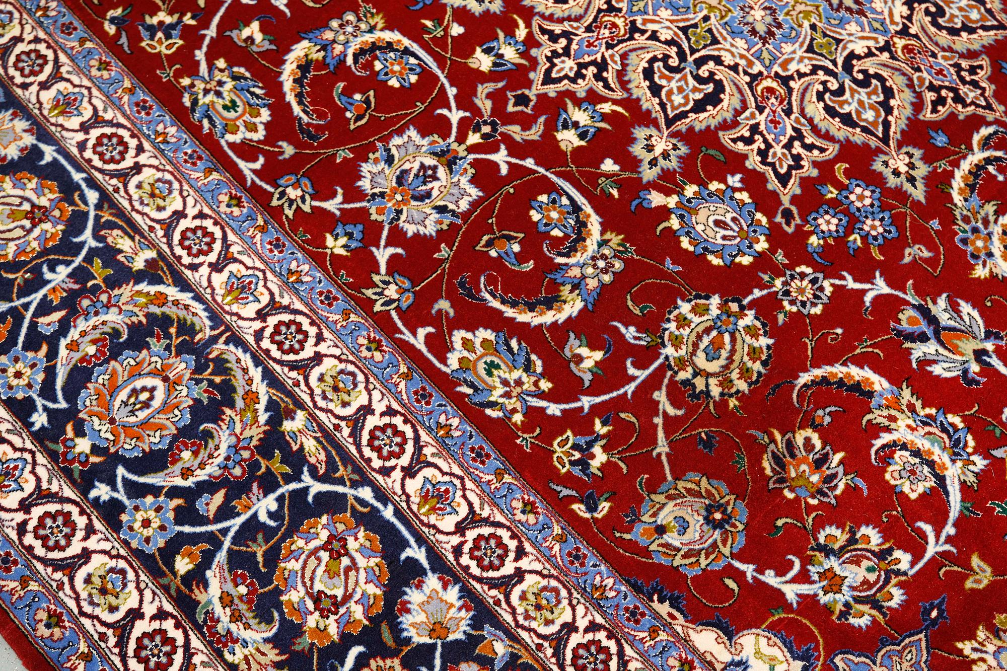 Carpet, Isfahan, part silk, 312 x 210 cm.