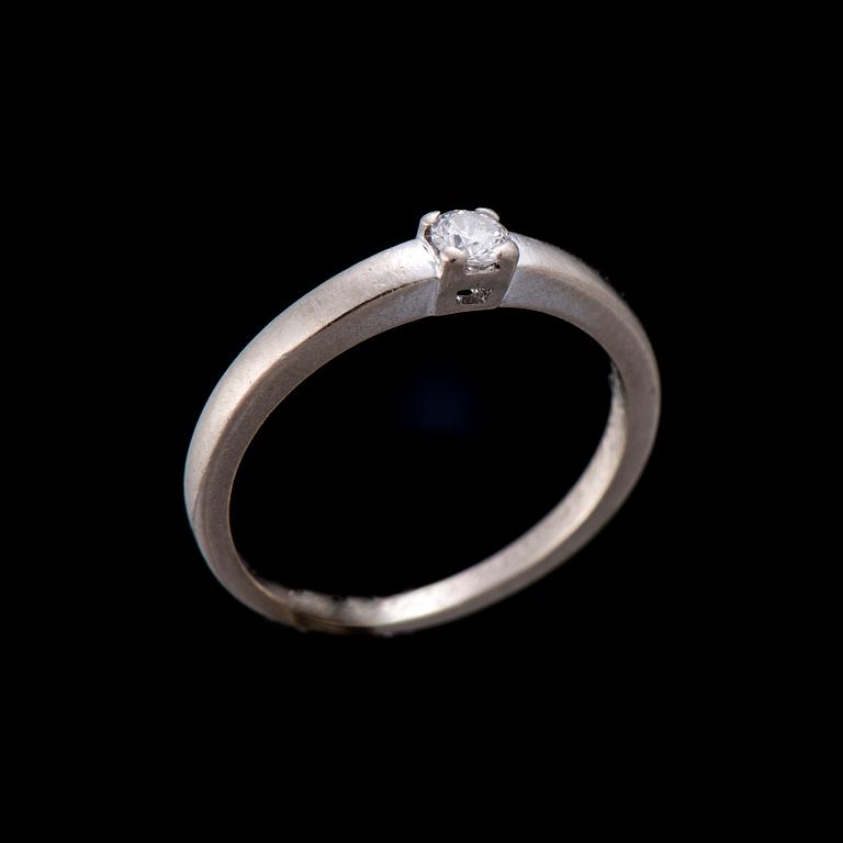 RING, 14K vitguld, briljantslipad diamant. Kultakeskus 2009. Vikt ca 2,9 g.