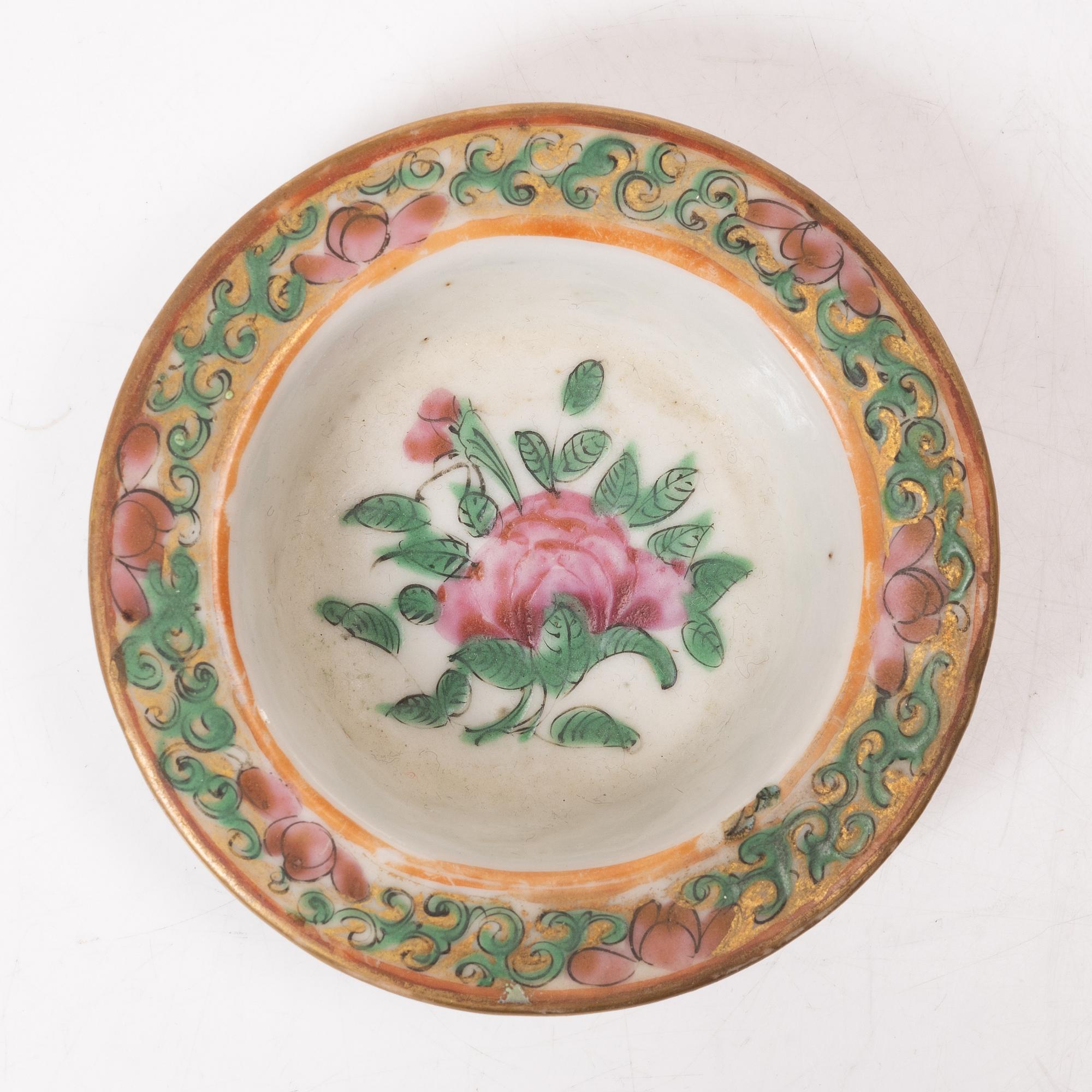 A Chinese Canton porcelain cup and a teapot, 19/20th century.