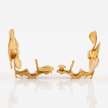 A pair of earrings in the form of flowers in 18K gold with round brilliant-cut diamonds by Ole Lynggaard.