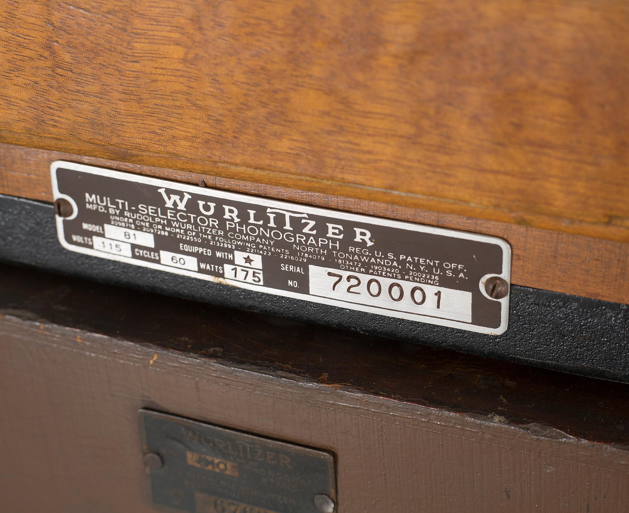 JUKEBOX, Wurlitzer Model 81, on original wooden stand "Mae West".