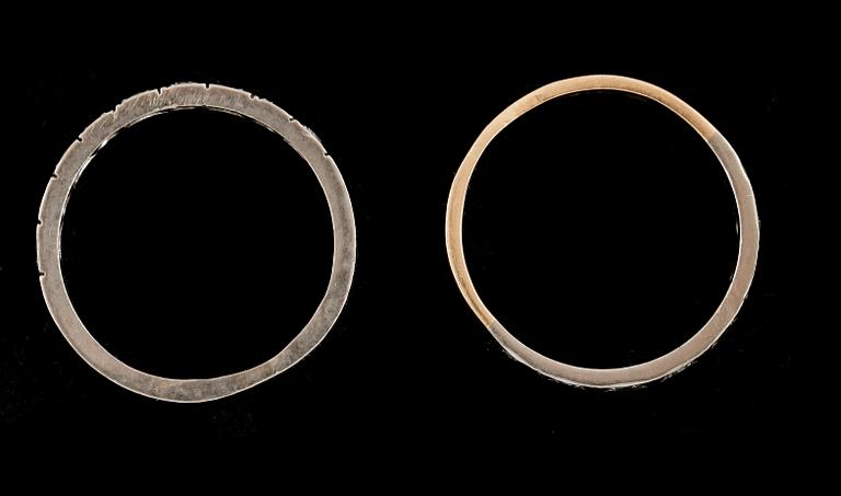 RINGAR, 2st, 18k guld och vitguld, alliansringar med små diamanter. Vikt 5,1g.