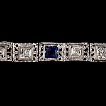 ARMBAND, 14k vitguld med åttkantsslipade diamanter tot ca0,27ct o 4 syntetiska safirer tot ca1,20ct. Vikt 10,8g.