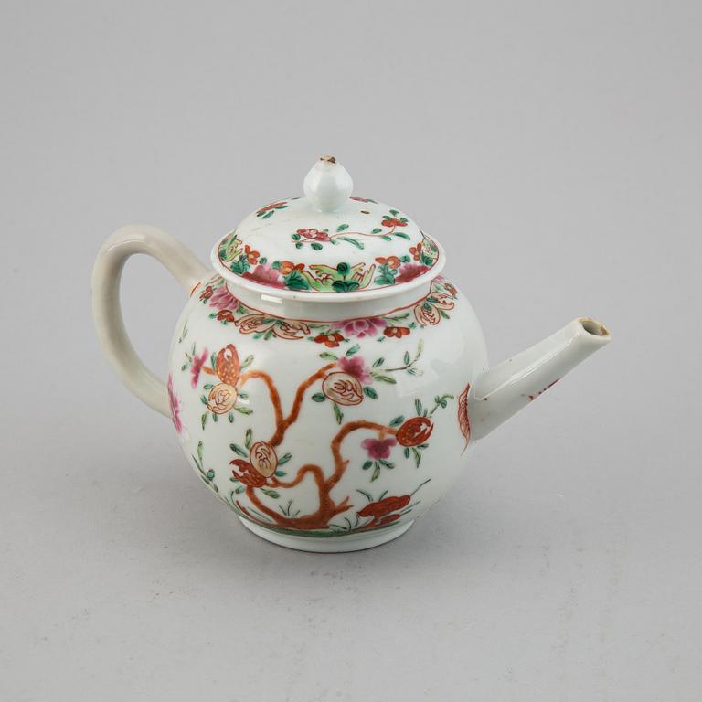 Tekanna med lock, kompaniporslin. Qingdynastin, Qianlong (1736-95).