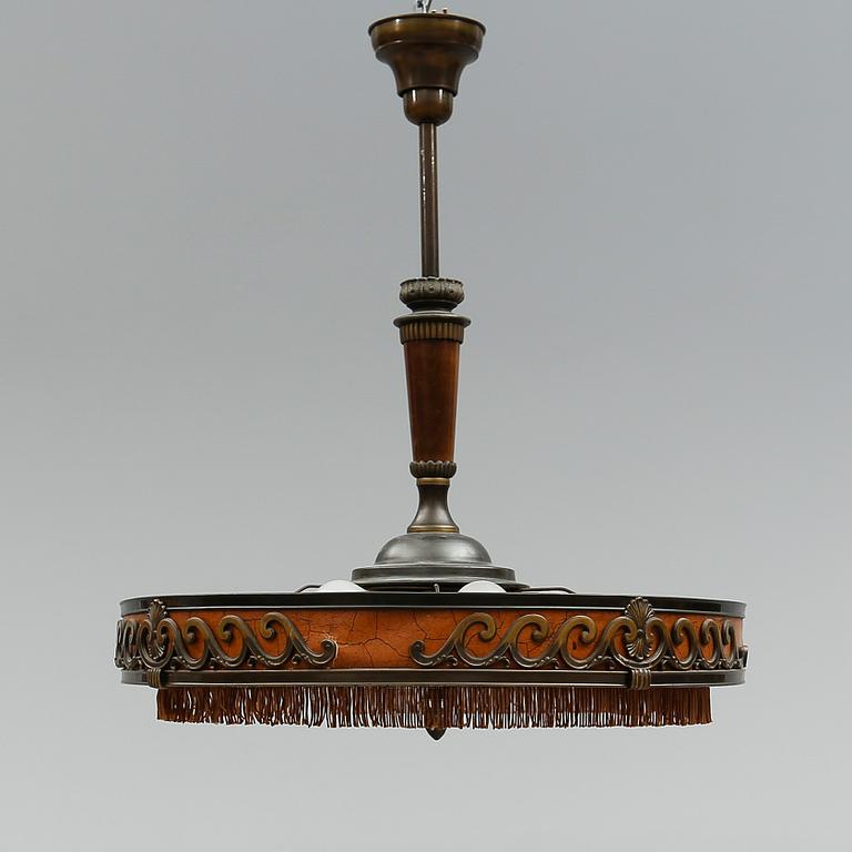 TAKLAMPA, 1900-talets första hälft. Höjd ca 67 cm.