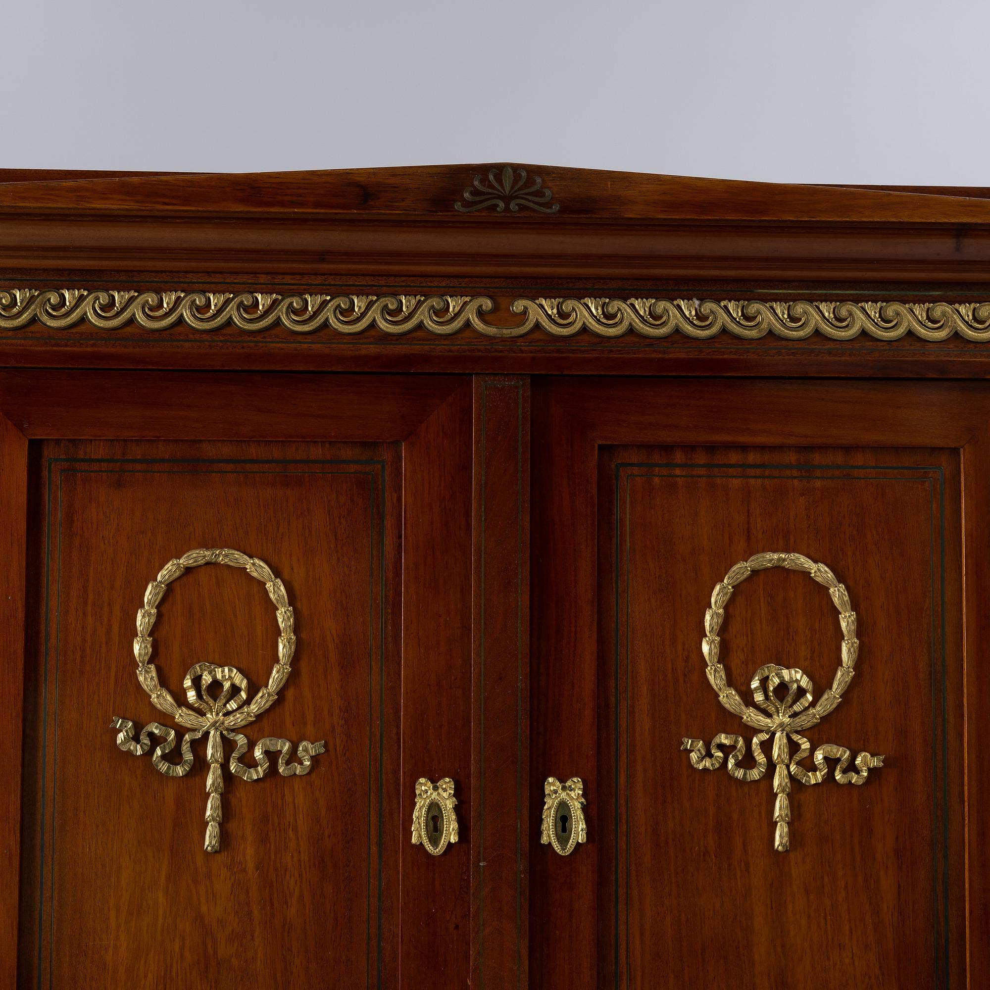 Skåp, empirestil, 1900-talets första hälft.