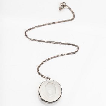 Tapio Wirkkala, riipus, hopeaa ja akryyli, signeerattu TW, Holger Lindström, Helsinki 1961, sekä ketju.