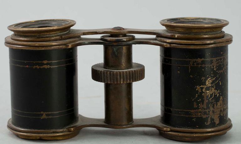 KIKARE 3 st, bl.a. en tubkikare, trä och mässing, London, ca 1900.